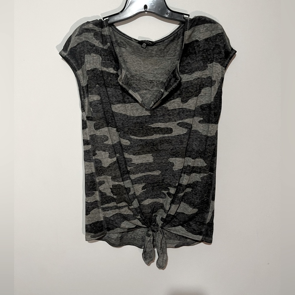 Lucky Brand cap sleeve, v neck, tie bottom. Gray camo.